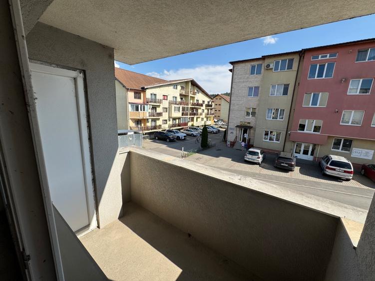 Apartament cu 3 camere semidecomandat în Florești