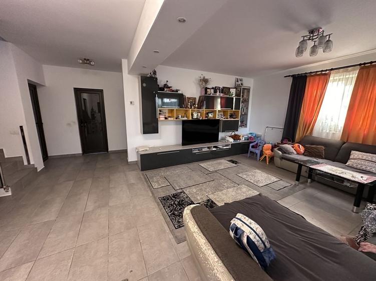 Casă cu 4 camere cu Teren 800 Mp în Tuzla