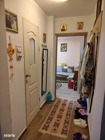 Apartament cu 3 camere semidecomandat în Zona Industrială
