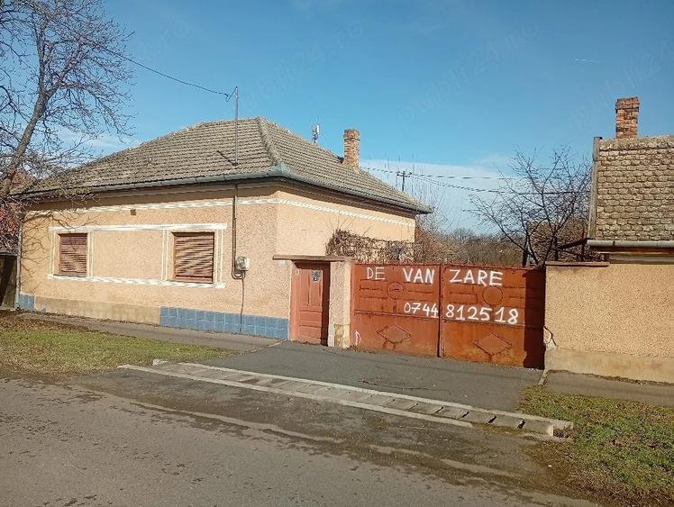 Casă cu 4 camere cu Teren 1500 Mp în Central
