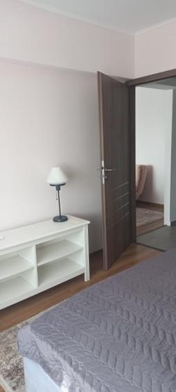 Apartament cu 3 camere semidecomandat, mobilat în Sebastian