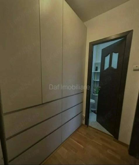 Apartament cu 3 camere semidecomandat în Berceni