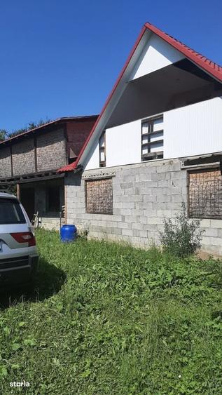 Casă cu 4 camere în Lapoș