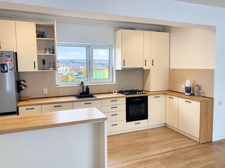 Apartament cu 3 camere semidecomandat, mobilat în Someșeni