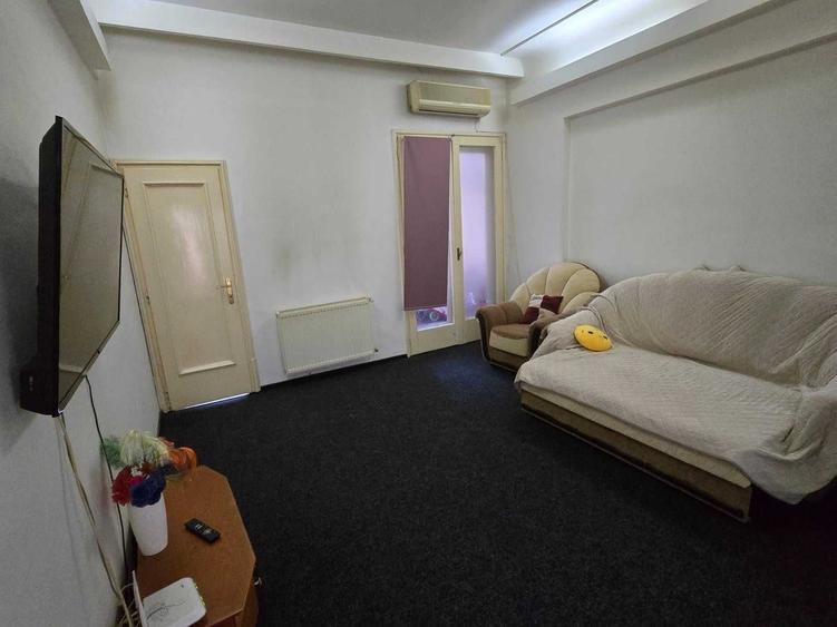 Apartament cu 4 camere semidecomandat în Victoriei