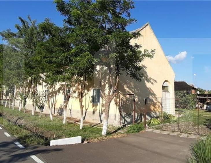 Casă individuală cu 6 camere cu Teren 1400 Mp în Checea