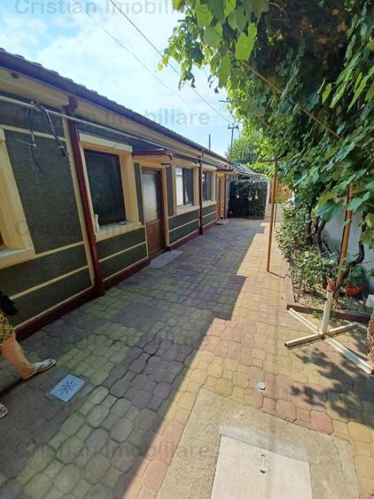 Casă cu 7 camere cu Canalizare în Central