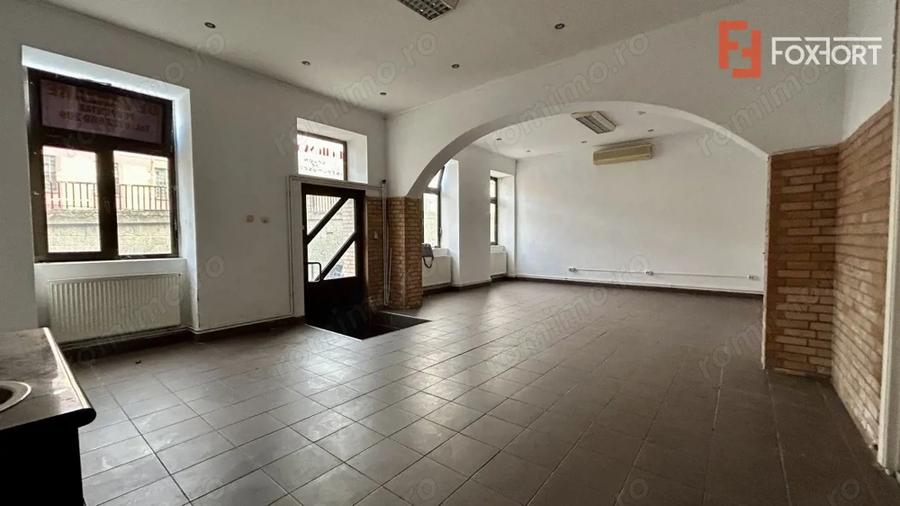 Apartament cu 3 camere semidecomandat în Gării