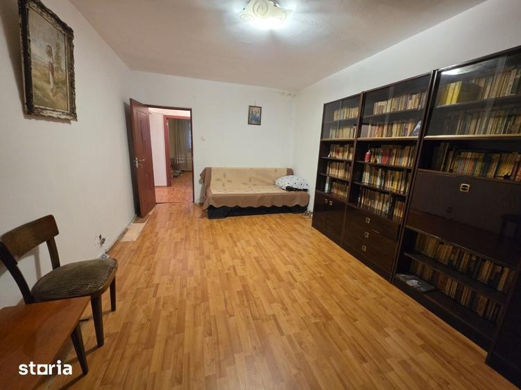 Apartament cu 3 camere decomandat în Dristor