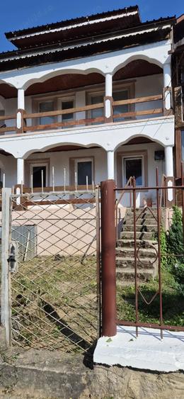 Casă cu 6 camere cu Teren 300 Mp în Văliug