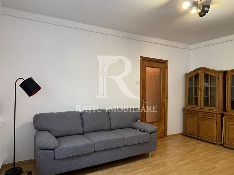 Apartament cu 3 camere semidecomandat, mobilat în Centru Civic