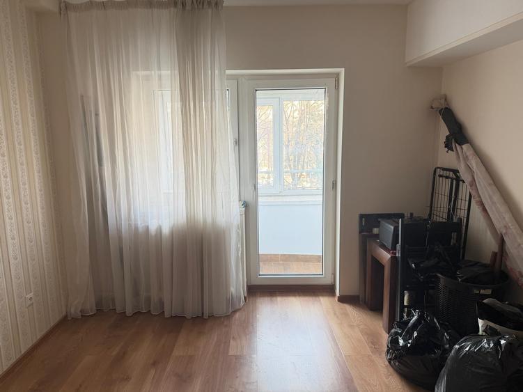 Apartament cu 4 camere semidecomandat, mobilat în Unirii