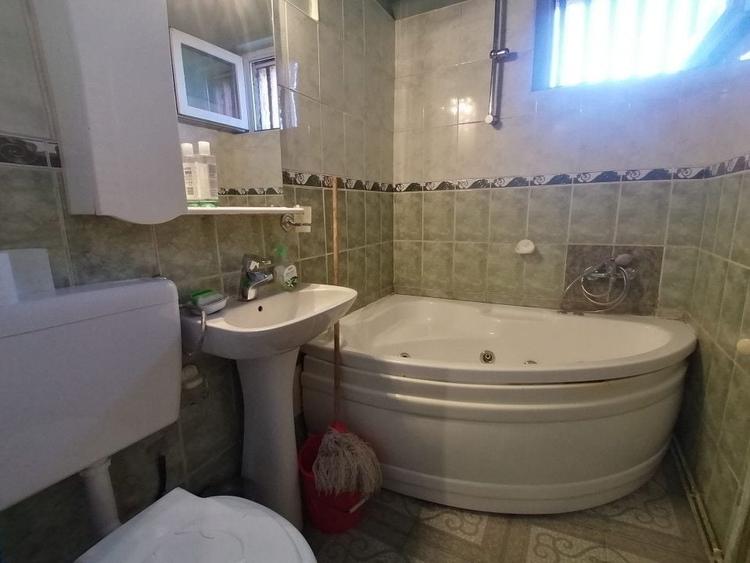 Apartament cu 3 camere semidecomandat, mobilat în Terezian