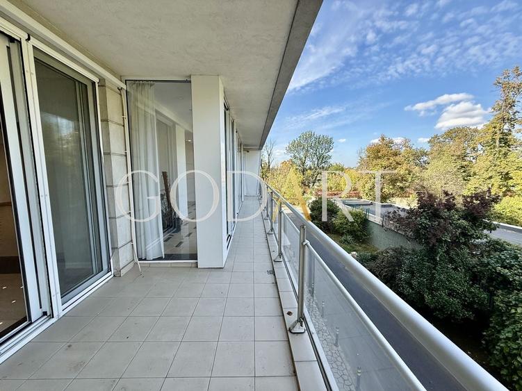 Apartament cu 5 camere semidecomandat în Primăverii