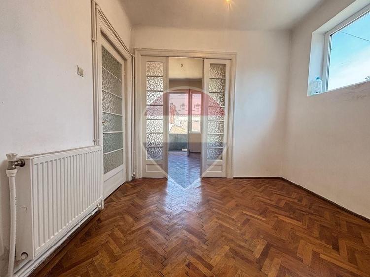 Apartament cu 3 camere semidecomandat în Periferie