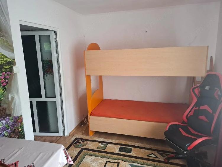 Apartament cu 3 camere semidecomandat în Podul de Piatră