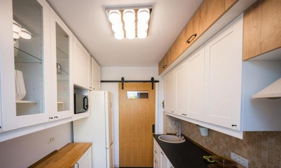 Apartament cu 3 camere semidecomandat, mobilat în Costin Georgian