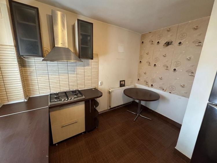 Apartament cu 3 camere semidecomandat, mobilat în Rahova