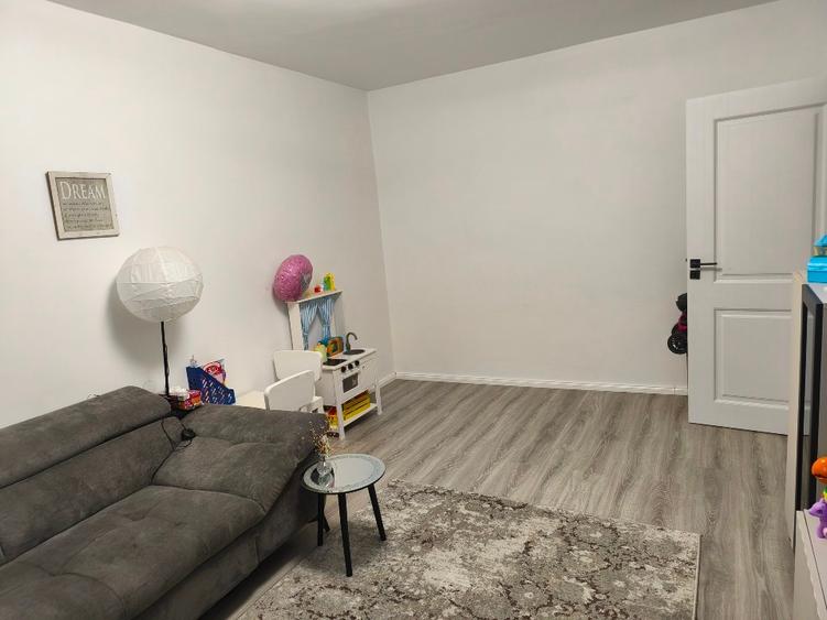 Apartament cu 3 camere decomandat în Alexandru Obregia
