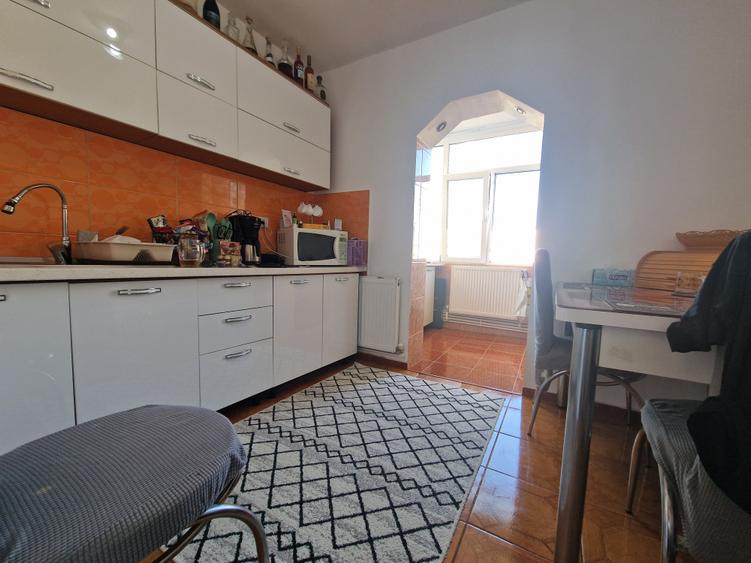 Apartament cu 3 camere decomandat în Sud