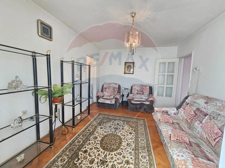 Apartament cu 3 camere semidecomandat în Central