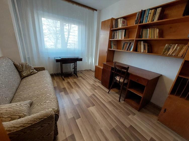 Apartament cu 3 camere semidecomandat în Pantelimon