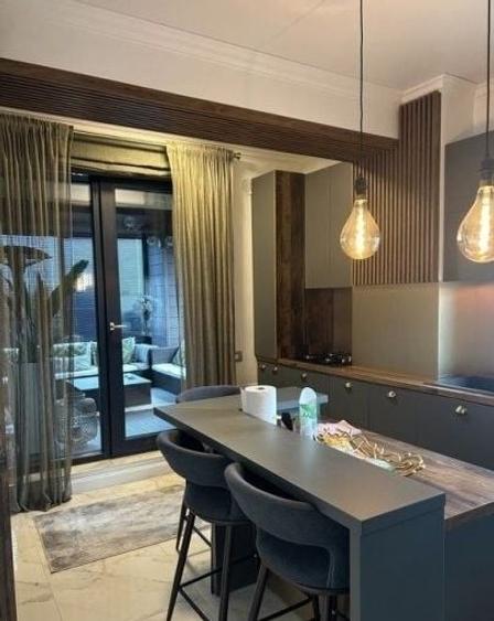 Apartament cu 3 camere decomandat, mobilat în Palazu Mare