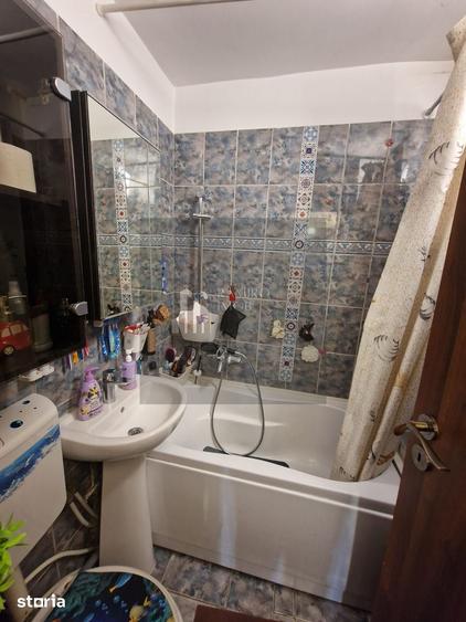 Apartament cu 4 camere semidecomandat în Berceni