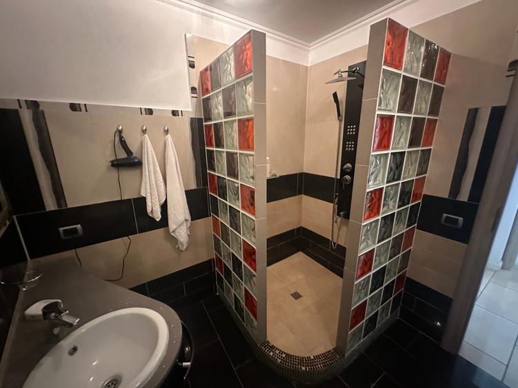 Apartament cu 3 camere semidecomandat în Rosetti