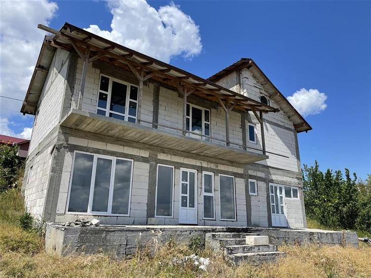 Casă individuală cu 4 camere cu Teren 1600 Mp în Malcoci