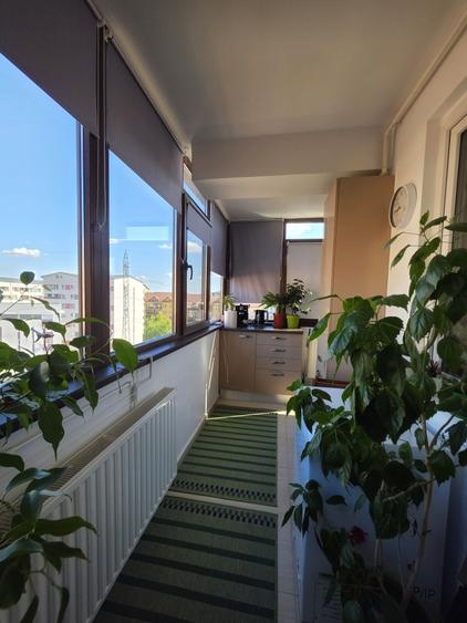 Apartament cu 3 camere decomandat în Roșu