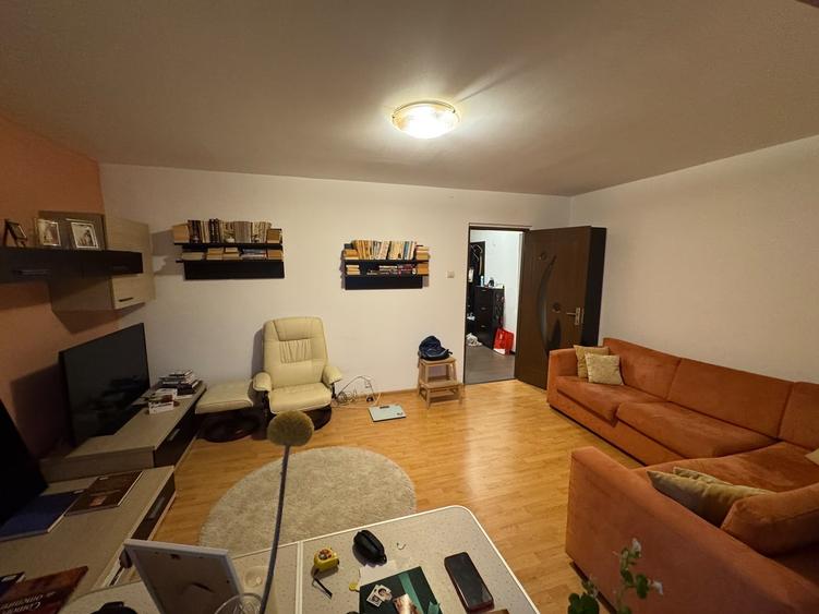 Apartament cu 3 camere decomandat în Berceni