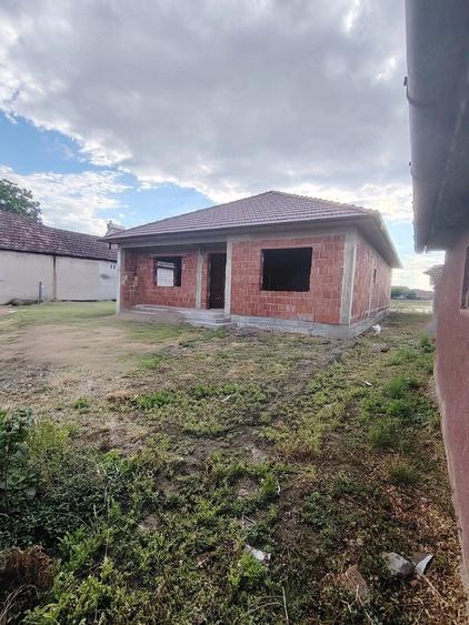 Casă cu 5 camere cu Teren 1600 Mp în Central