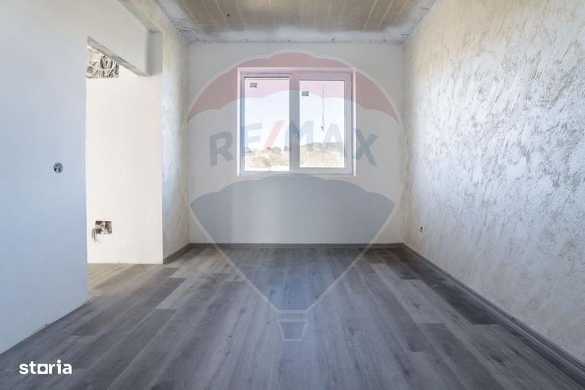 Casă cu 4 camere cu Teren 800 Mp în Sânpetru