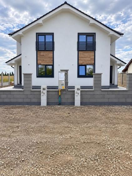 Duplex cu 4 camere cu Canalizare în Moșnița Nouă
