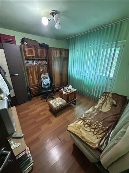 Apartament cu 3 camere decomandat, mobilat în Aradului