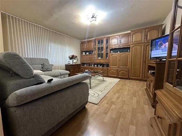 Apartament cu 3 camere decomandat în Steaua