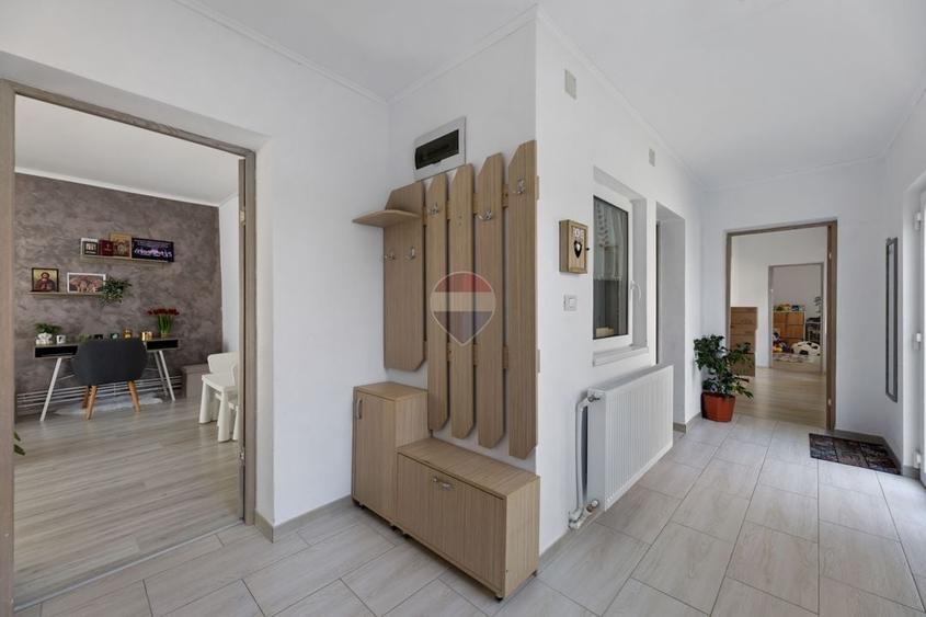Casă individuală cu 4 camere cu Teren 550 Mp în Central