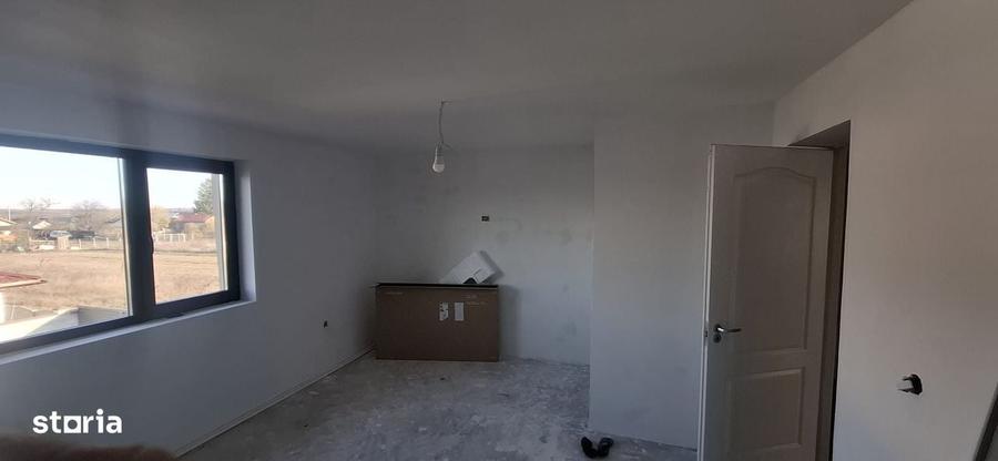 Casă cu 3 camere în Vânătorii Mici