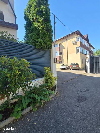 Apartament cu 4 camere decomandat în Dobroești
