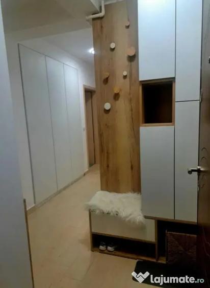 Apartament cu 3 camere decomandat, mobilat în Tractorul
