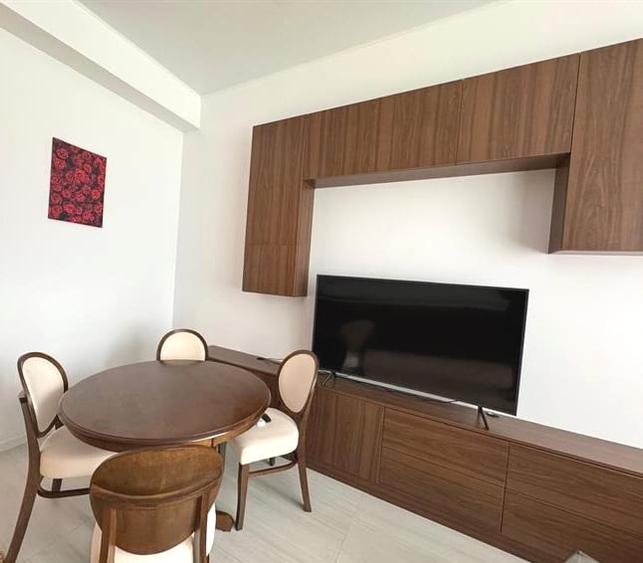 Apartament cu 3 camere semidecomandat, mobilat în Pipera