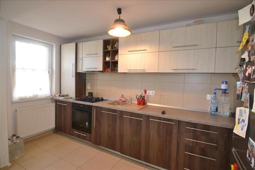 Apartament cu 3 camere decomandat în Tractorul