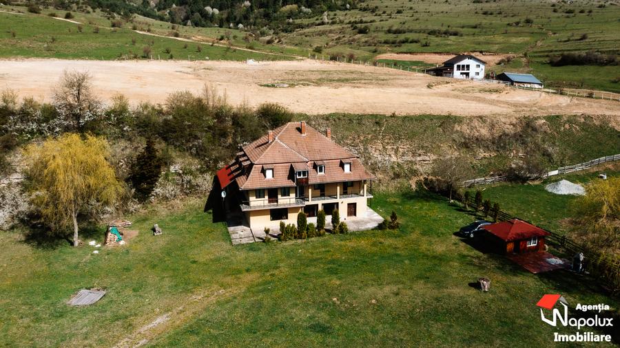 Casă individuală cu 9 camere cu Teren 8223 Mp în Mărgău