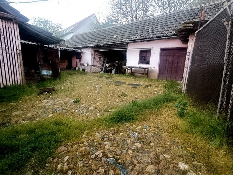 Casă individuală cu 5 camere cu Teren 2465 Mp în Răhău