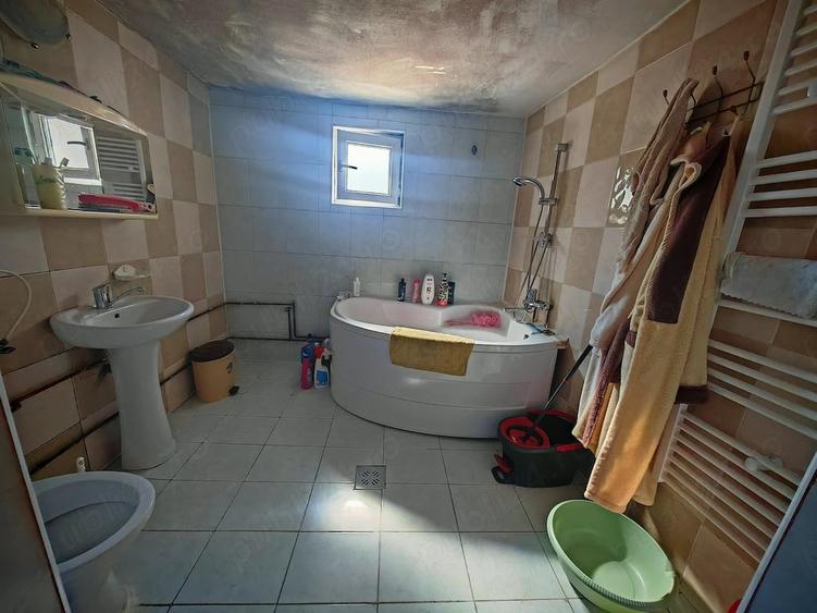 Casă cu 5 camere cu Teren 340 Mp în Central