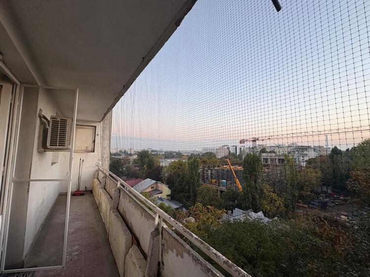 Apartament cu 3 camere semidecomandat în Berceni