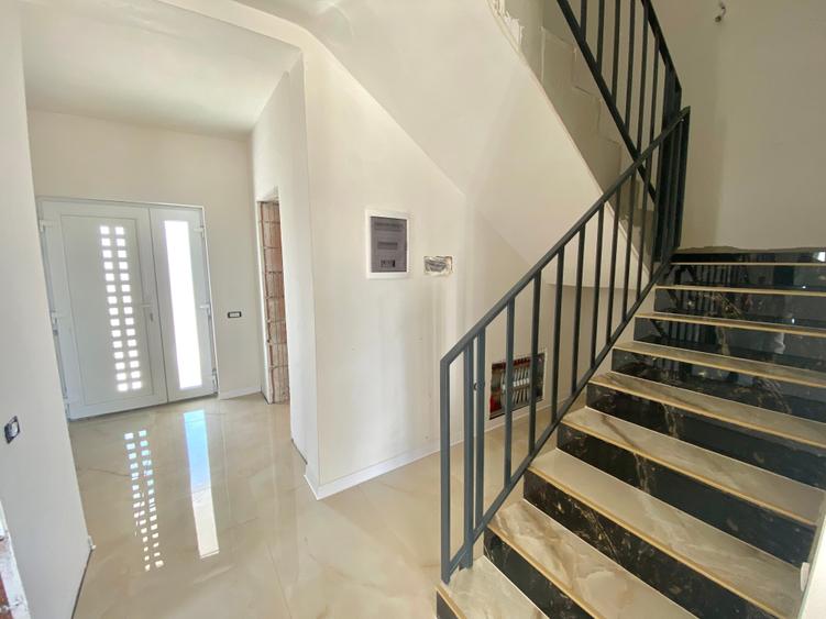 Duplex cu 5 camere cu Canalizare în Aeroport