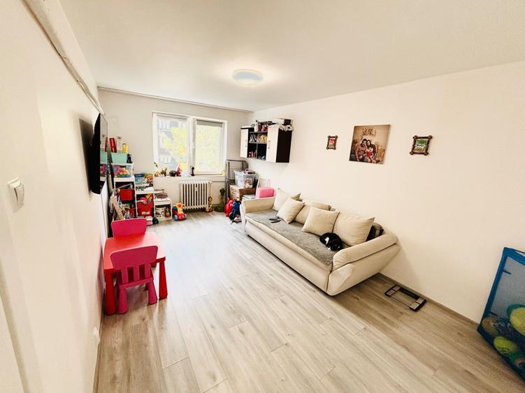 Apartament cu 3 camere decomandat în Titan