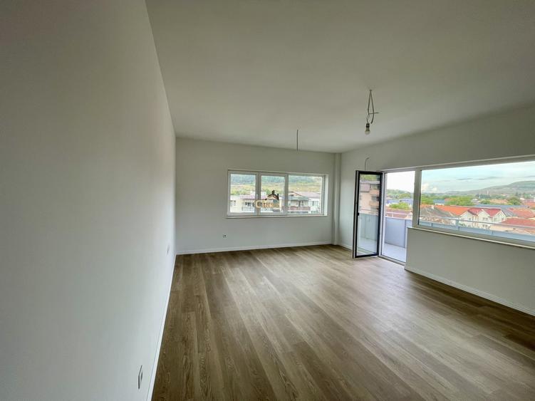Apartament cu 3 camere semidecomandat în Baciu